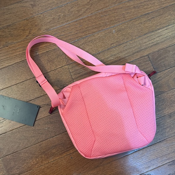 Arcteryx Mantis 2 waist pack - pink & never worn - Picture 3 of 3